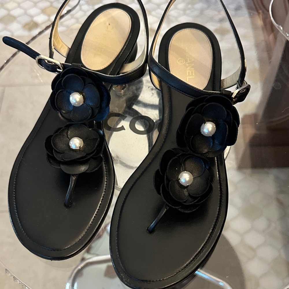 CHANEL Black Leather Floral Pearl Toe-Post Slingback Sandals